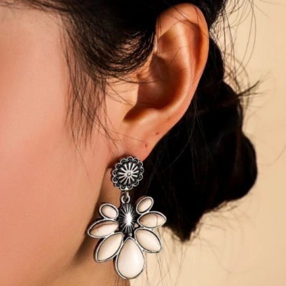 ANTIQUE SILVER WHITE BUFFALO TURQUOISE WESTERN SOUTHWEST WATER DROP EARRINGS